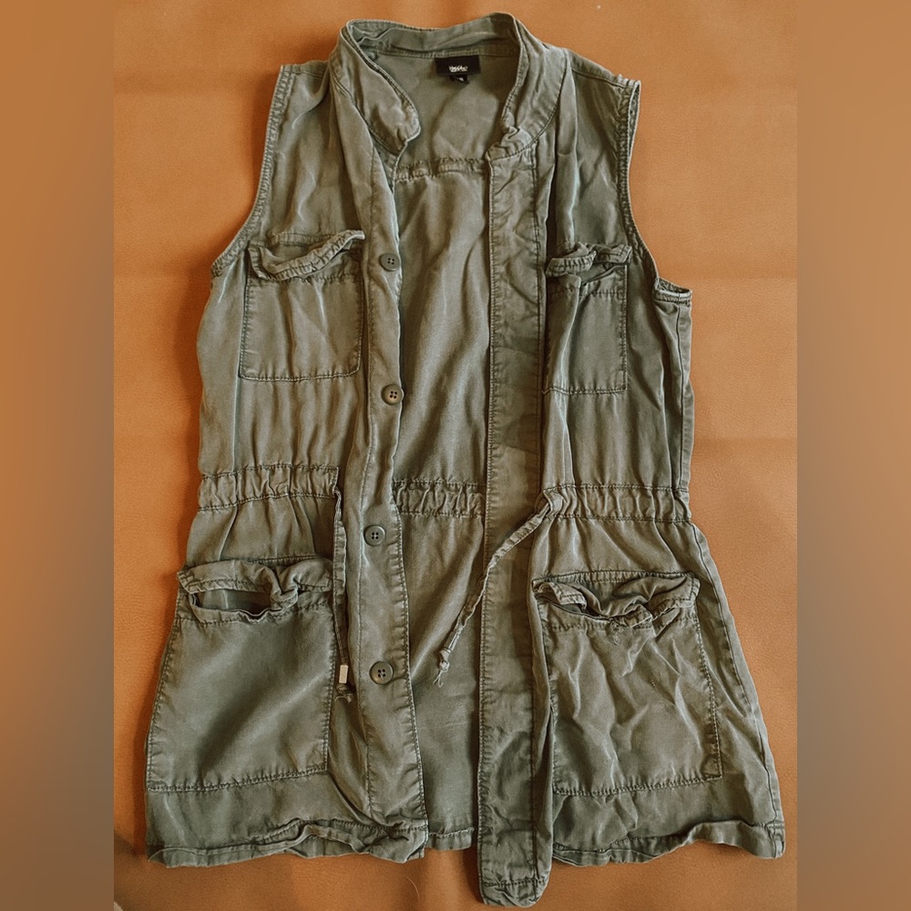Green target utility vest